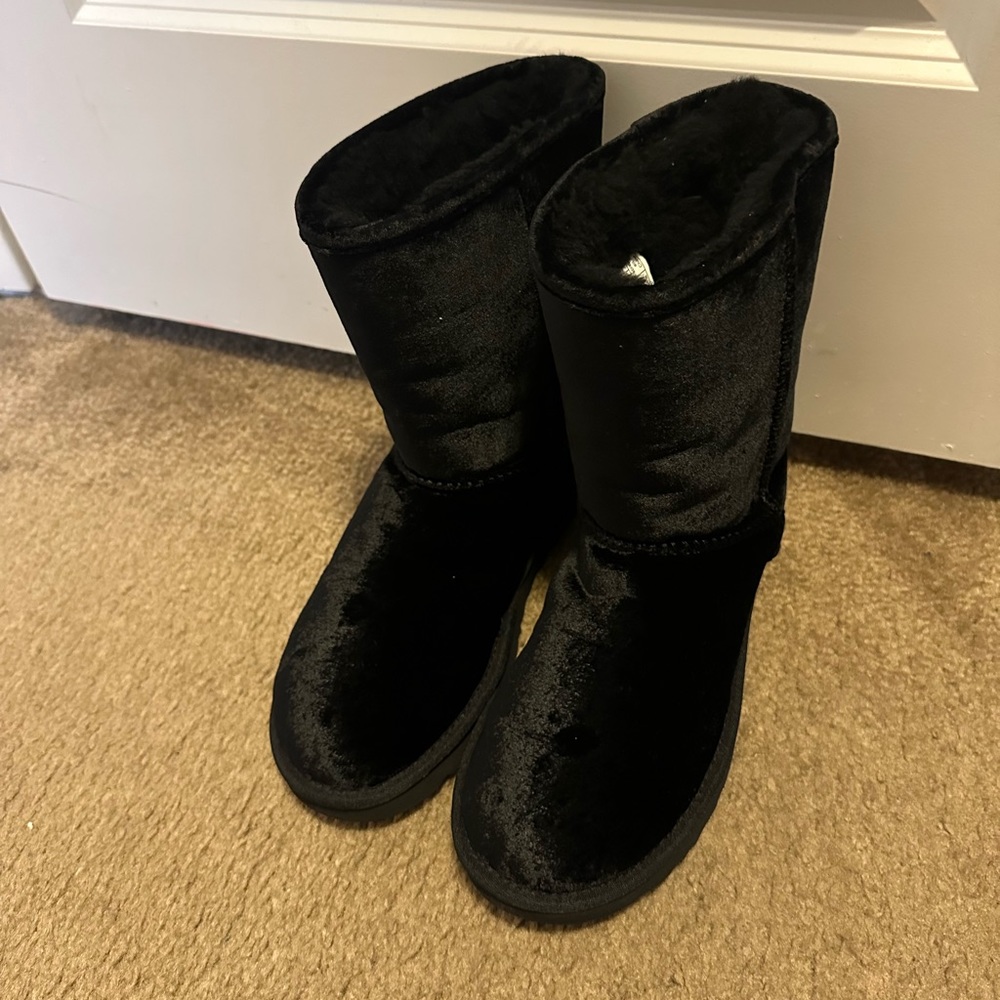 Suede black Uggs great condition.